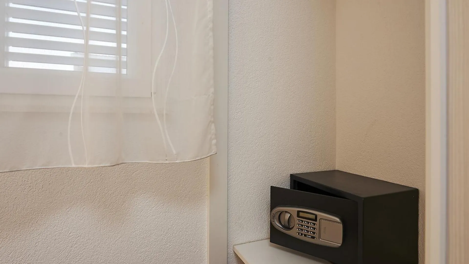 Apartments With A Parking Space Mavarstica, Ciovo - 17803 Trogir